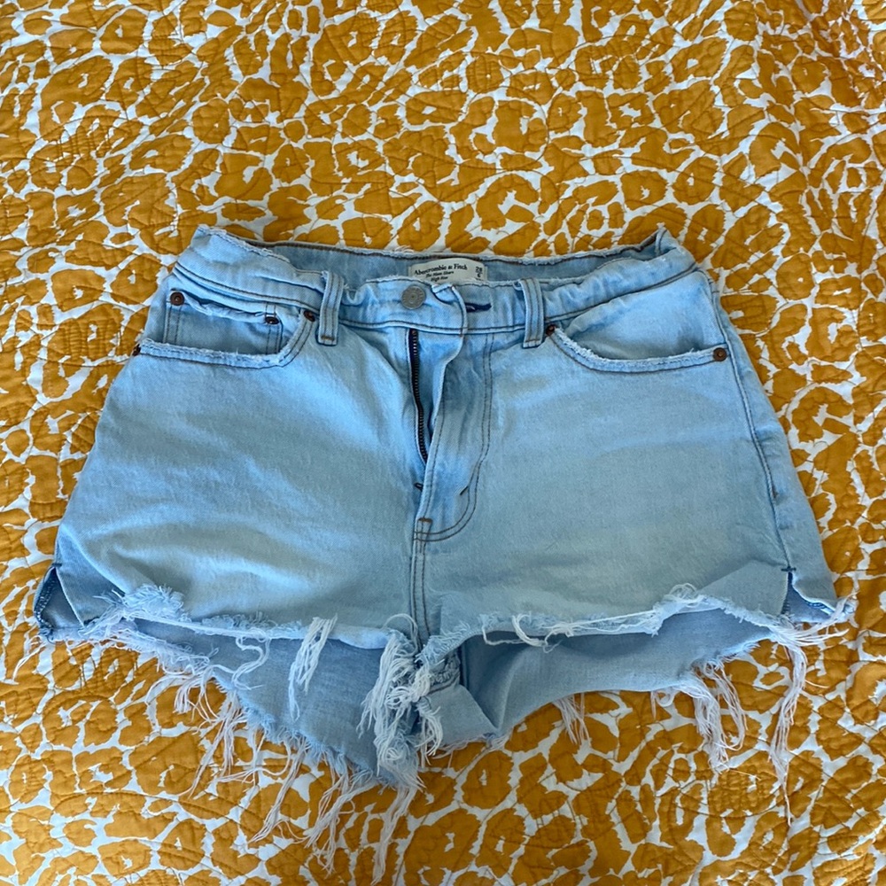 Abercrombie and Fitch The Mom high rise short size 6 curve love